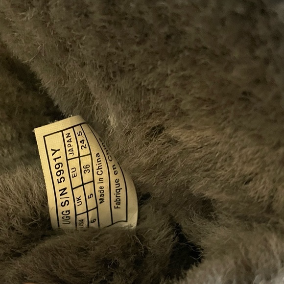 Authentic UGG Bailey Button Boots, Gray Size 6 - Picture 12 of 15